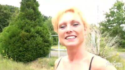 Mendy, the beautiful blonde tests her first black - veryfreeporn.com - France