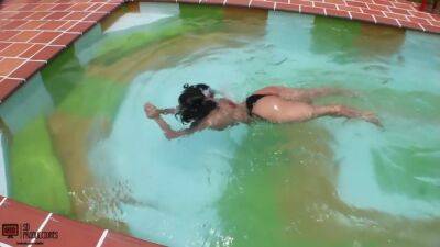 Se Chupo A Mi Hermanastro Hasta Que Termina Follandome En La Piscina - Porno En Espanol - hclips.com