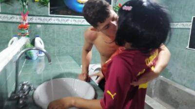 2 Parte Mi Entra Al Bano Cuando Lo Estoy Limpiando Y Se Excita Viendome Le Quito Su Calentura - hclips.com