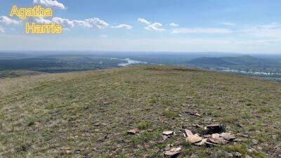 Agatha Saddled A Stranger In Front Of The Whole City - hclips.com