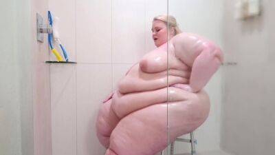 Ssbbw Showering Her Folds And Curves - hclips.com