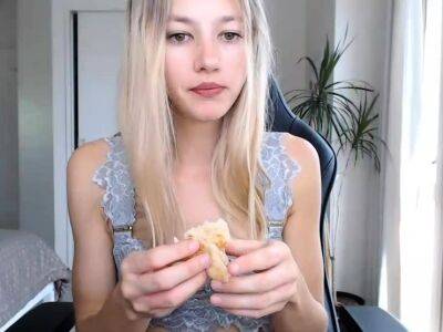 Blonde Teen Solo Masturbating On Webcam - drtuber.com