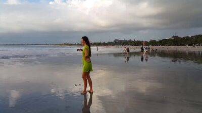 Up Dress No Panties And Public Flashing At Crowded Beach - upornia.com