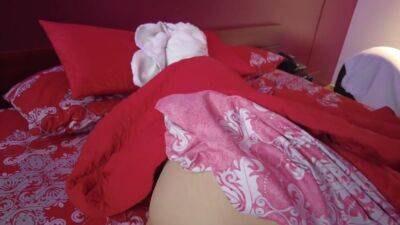 Ecuentro A Mi Hermanastra Descansando Con Su Culo Afuera Luego De Ducharse Y Me Follo - hclips.com