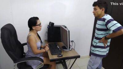 Lo Pongo De Rodillas A Mamar Y Asi Le Aumento El Salario 1 Parte - hclips.com