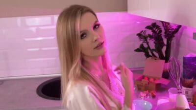 Elli Mur Prigotovila Blin Na Zavtrak Neznakomcu Iz Kluba A Sama Na Hui Sela I Blin Sela - hclips.com