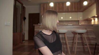 Dostavshica Hotela Poluchit Horoshie Chaeve A Poluchila Spermu Na Lico - hclips.com