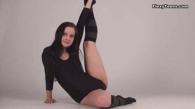 Backwards Bends From Inna The Hot Brunette - upornia.com