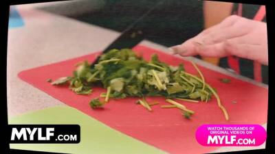 Impressive Blonde Slut Paris Hilton Shares With Us Her Secret Ingredient For Perfect Meal - sexu.com