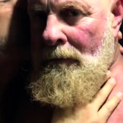 He resists being kissed....a bit - icpvid.com