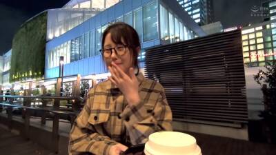 めちゃくちゃ可愛い眼鏡美少女！彼氏持ちだけどエッチに満足できずチンポ借りてハメ撮り浮気 - txxx.com - Japan