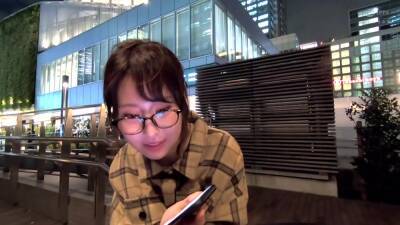 めちゃくちゃ可愛い眼鏡美少女！彼氏持ちだけどエッチに満足できずチンポ借りてハメ撮り浮気 - txxx.com - Japan