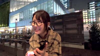 めちゃくちゃ可愛い眼鏡美少女！彼氏持ちだけどエッチに満足できずチンポ借りてハメ撮り浮気 - txxx.com - Japan