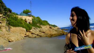 Horny Brunette Fucks A Stranger And Squirts On A Public Beach - upornia.com