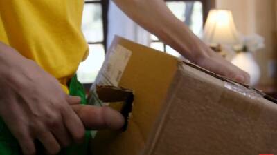 When the delivery guy arrives and sees this voluptuous MILF - icpvid.com