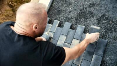 Trashy cougar gets throat fucked - nvdvid.com