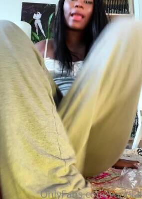 Shemale tranny amateur bouncing up and down on a dick - icpvid.com