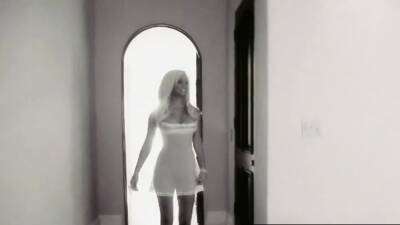 Blondie reveals her pussy in the rain - nvdvid.com