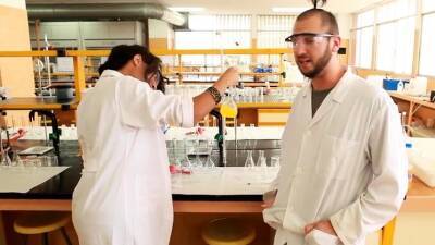 Spectacled worker gets facialled - icpvid.com