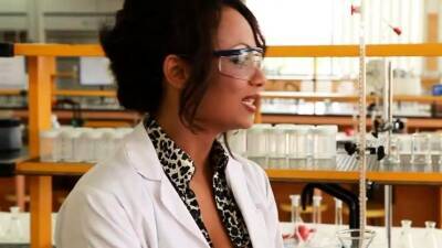 Spectacled worker gets facialled - icpvid.com