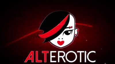 Busty tattooed hottie Kitana Montana rides the tremor - icpvid.com