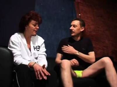 Reife Hausfrau zieht sich zum Ficken nackt aus - nvdvid.com - Germany