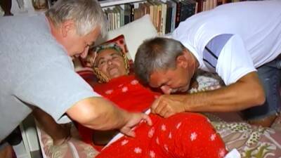 OMAHOTEL Two Guys Seducing One Grandma - nvdvid.com