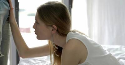 Pecker sucking delights from naughty teen Mia - icpvid.com - Russia