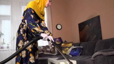She is too lazy Muslim cleaning woman - nvdvid.com