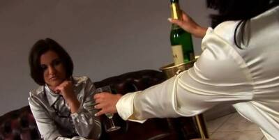 Bossy sweetheart tries out this cutie's pussy real admirable - nvdvid.com