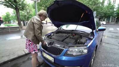 Mature granny Mili needs help with her car and cum in her mouth - sunporno.com