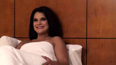 Sexy cougar has her delicious pussy licked - icpvid.com