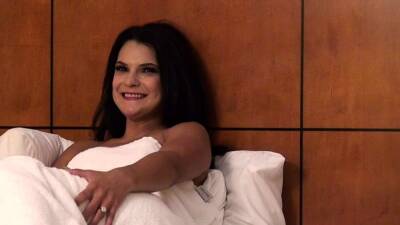 Sexy cougar has her delicious pussy licked - nvdvid.com