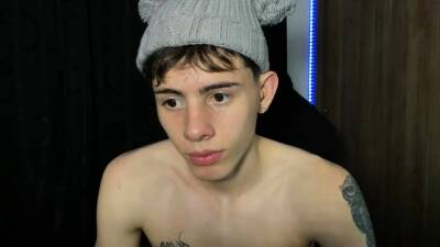 Hot gay boy solo jerking and toying show in front of webcam - icpvid.com