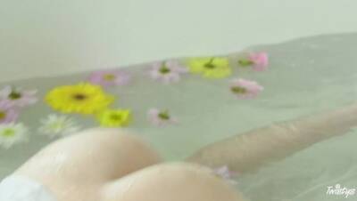 Scarlett Sage - Bathing Beauty - porntry.com