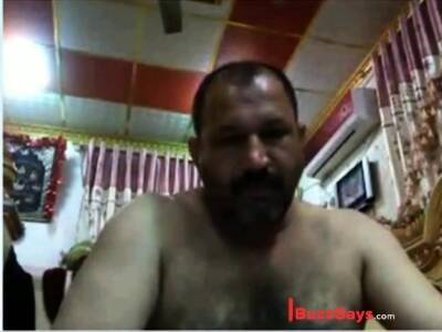 Punheta do maduro arabe - nvdvid.com