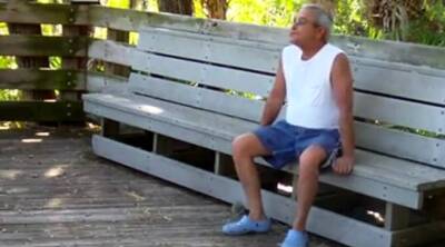 Gordito se la mete a abuelo en publico - icpvid.com