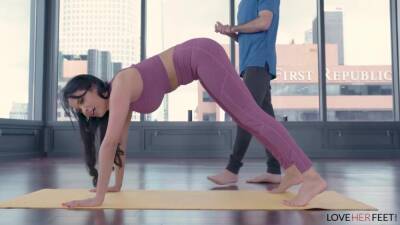 Yoga Feet - upornia.com