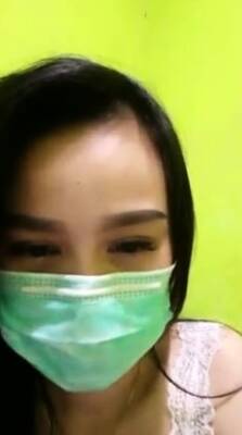 Playful Indonesian hottie wears a facemask while rubbing - icpvid.com - Indonesia