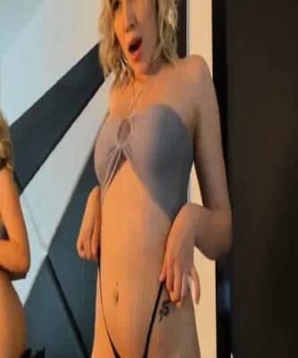 Super Hot Babe Plays With Her Pussy On The Bed - icpvid.com