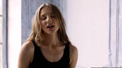 Petite Russian reveals her flexible body - icpvid.com - Russia