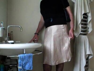 Demurely dressed crossdresser wanking and cumming - nvdvid.com