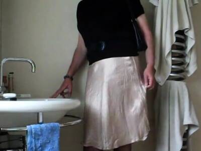 Demurely dressed crossdresser wanking and cumming - icpvid.com