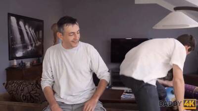 Chica sexy practica sexo intergeneracional con suegro - sexu.com