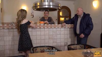 Twat of hijastros GF de Letonia hace que el viejo lo haga con ella - sexu.com