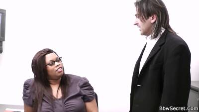 He licks and fucks her fat black hole - sexu.com