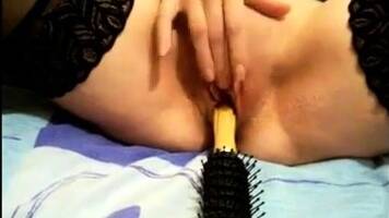 Hot Babe dildoing her pussy with hairbrush - drtuber.com