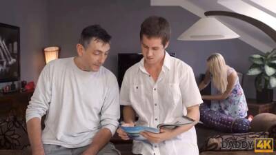 Prinzessinnen Höschen werden ausgezogen, um es mit Schwiegervater zu machen - sexu.com