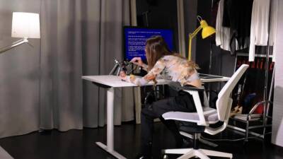 Boss fucks skinny employee with strap-on after cunnilingus - icpvid.com