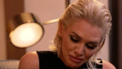 Charli Phoenix puts her dick suck lips to use on a fan - icpvid.com